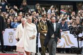 Guillaume e Stéphanie, Grão-Duques do Luxemburgo, acenam ao público