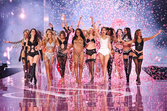 Modelos desfilam na passerelle da Victoria's Secret em Nova Iorque