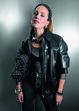 Mulher veste roupa preta com acessórios modernos