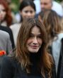 Carla Bruni acompanha Sarkozy na entrada para a prisão de La Santé, em Paris
