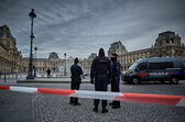 Polícia investiga assalto de joias da coroa no Museu do Louvre, em Paris