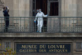 Polícia investiga assalto a joalharia no Museu do Louvre, em Paris