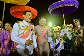 Bajrakitiyabha Mahidol (de roxo) com o pai, o rei Maha Vajiralongkorn