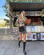 Para usar com moderação! Botas altas e mini-saia ou micro calções