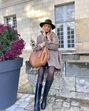Para usar com moderação! Botas altas e mini-saia ou micro calções