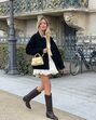 Para usar com moderação! Botas altas e mini-saia ou micro calções