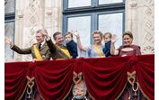 Família grã-ducal do Luxemburgo saúda do balcão