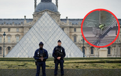 Polícias em frente ao Louvre após o roubo de joias da coroa francesa