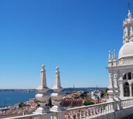 Mosteiro de São Vicente de Fora, Lisboa, oferece vista noturna da cidade