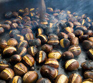 Chegou a época das castanhas assadas em Lisboa: estaladiças e com sal!