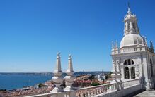 Mosteiro de São Vicente de Fora, Lisboa, oferece vista noturna da cidade