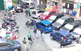 Voaram cadeiras e garrafas: imagens dos graves confrontos entre ultras do Sporting e do Nápoles