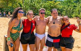 A nova vida de Rui Bandeira! Vestido a "rigor", cantor anima banhistas na República Dominicana