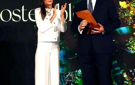 Letizia elegante e sofisticada com conjunto integral branco da Mango