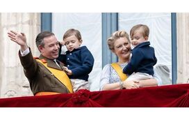 Luxemburgo vê-se finalmente livre da polémica Maria Teresa e dá vivas aos novos grão-duques: Guillaume e Stéphanie