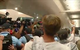 Ativistas portugueses Mariana Mortágoa, Sofia Aparício, Miguel Duarte e Diogo Chaves recebidos em euforia por multidão no Aeroporto de Lisboa