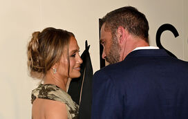 E esta? Divorciados, Jennifer Lopez e Ben Affleck mostram-se cúmplices em estreia de novo filme