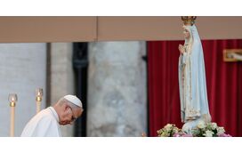 Imagem de fé. Papa reza a Nossa Senhora de Fátima no Vaticano 
