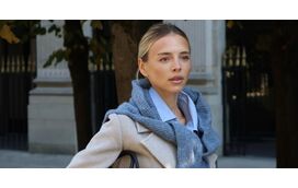 Camisola sobre os ombros: uma moda que regressa