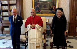 Rei Carlos III e rainha Camilla de Inglaterra protagonizam momento histórico com o Papa Leão XIV ao rezarem juntos no Vaticano