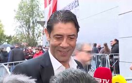 Presidente na fila entre sócios: Rui Costa foi dos primeiros candidatos a votar nas eleições do Benfica