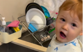 Alerta fofura! Filho de Maria Botelho Moniz já ajuda a lavar a loiça