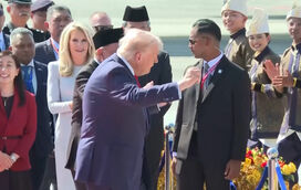 Donald Trump dá espectáculo de dança na passadeira vermelha ao aterrar na Malásia