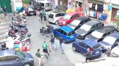 Voaram cadeiras e garrafas: mais imagens dos graves confrontos entre ultras do Sporting e do Nápoles
