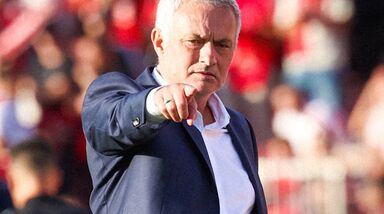 Mourinho brinca com Pedro Neves de Sousa: «Ou pagam-te muito bem ou és uma máquina»