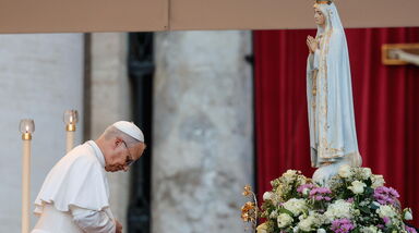 Papa reza a Nossa Senhora de Fátima no Vaticano 