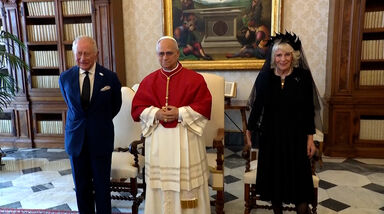Rei Carlos III e rainha Camilla de Inglaterra protagonizam momento histórico com o Papa Leão XIV ao rezarem juntos no Vaticano  