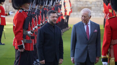 De visita ao Reino Unido, Zelensky encontra-se com o rei Carlos III no Castelo de Windsor  