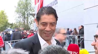 Presidente na fila entre sócios: Rui Costa foi dos primeiros candidatos a votar nas eleições do Benfica