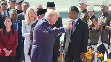 Donald Trump dá espectáculo de dança na passadeira vermelha ao aterrar na Malásia 
