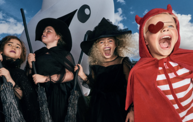 Crianças celebram o Halloween com disfarces e máscaras assustadoras