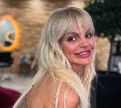 'Ó freguesa...!' Sem trabalho na televisão, Fanny Rodrigues vende roupa na feira