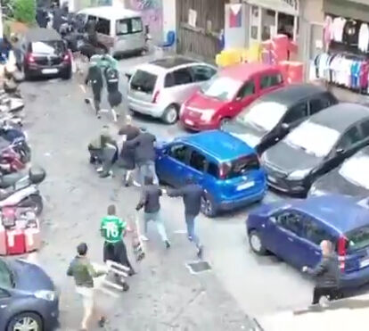 Voaram cadeiras e garrafas: imagens dos graves confrontos entre ultras do Sporting e do Nápoles