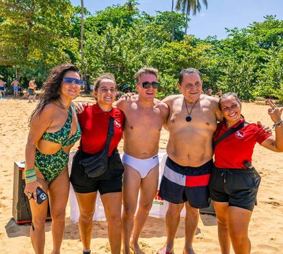 A nova vida de Rui Bandeira! Vestido a 'rigor', cantor anima banhistas na República Dominicana