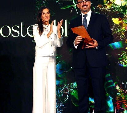 Letizia elegante e sofisticada com conjunto integral branco da Mango