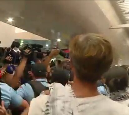 Ativistas portugueses Mariana Mortágoa, Sofia Aparício, Miguel Duarte e Diogo Chaves recebidos em euforia por multidão no Aeroporto de Lisboa