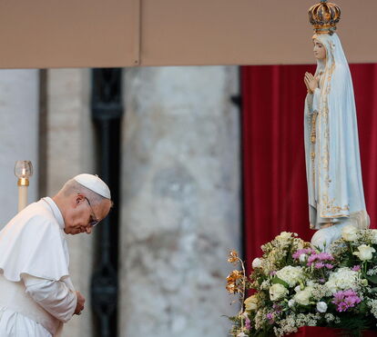 Imagem de fé. Papa reza a Nossa Senhora de Fátima no Vaticano 