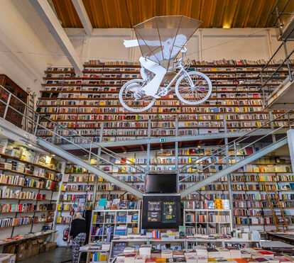 Uma das 10 livrarias mais bonitas do mundo fica em Lisboa e tem uma onda muito cool