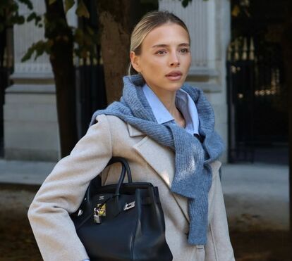 Camisola sobre os ombros: uma moda que regressa