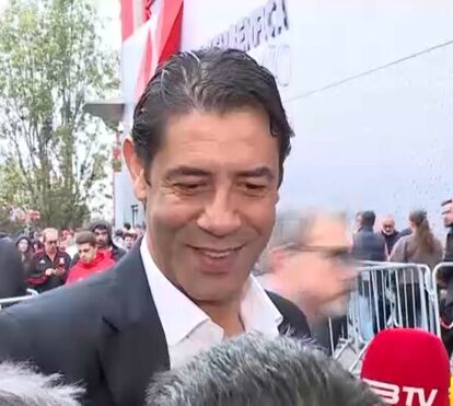 Presidente na fila entre sócios: Rui Costa foi dos primeiros candidatos a votar nas eleições do Benfica