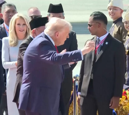 Donald Trump dá espectáculo de dança na passadeira vermelha ao aterrar na Malásia
