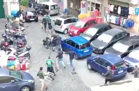 Voaram cadeiras e garrafas: mais imagens dos graves confrontos entre ultras do Sporting e do Nápoles