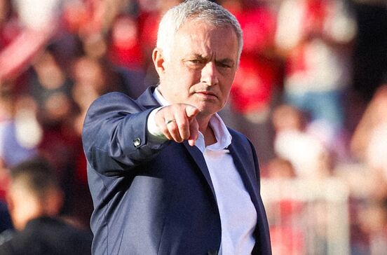 Mourinho brinca com Pedro Neves de Sousa: «Ou pagam-te muito bem ou és uma máquina»