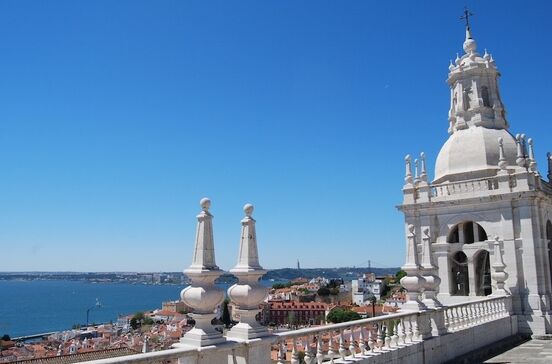 Mosteiro de São Vicente de Fora, Lisboa, oferece vista noturna da cidade