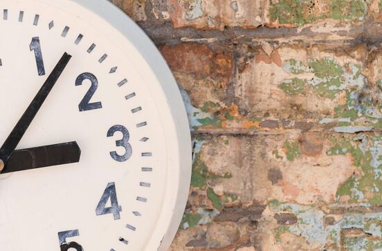 No domingo, a hora muda. Durma mais um pouco com o atraso dos relógios