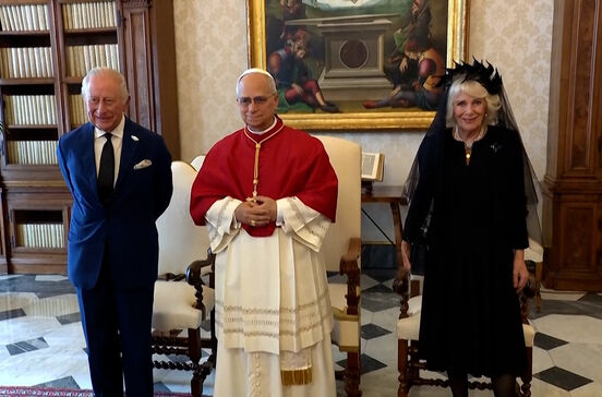 Rei Carlos III e rainha Camilla de Inglaterra protagonizam momento histórico com o Papa Leão XIV ao rezarem juntos no Vaticano  